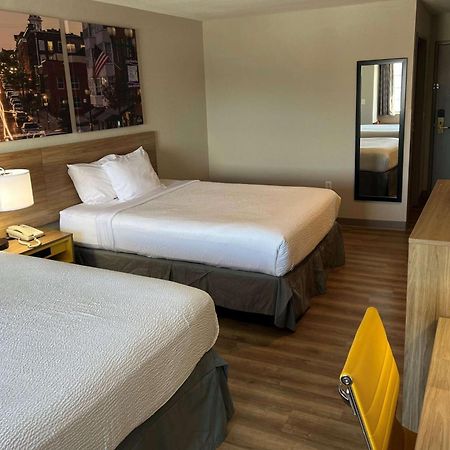 Days Inn By Wyndham Near Kansas Speedway Kansas City Extérieur photo