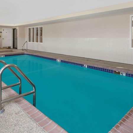 Days Inn By Wyndham Near Kansas Speedway Kansas City Extérieur photo
