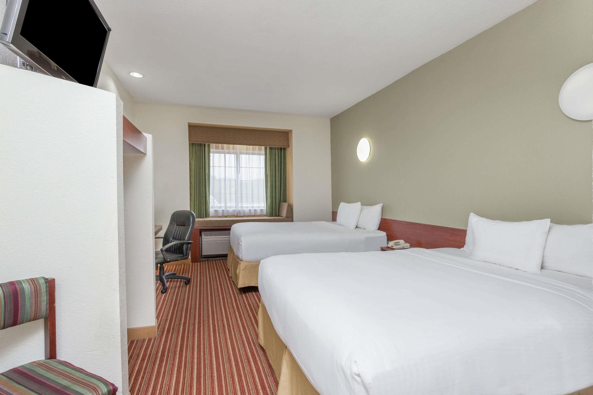 Days Inn By Wyndham Near Kansas Speedway Kansas City Extérieur photo