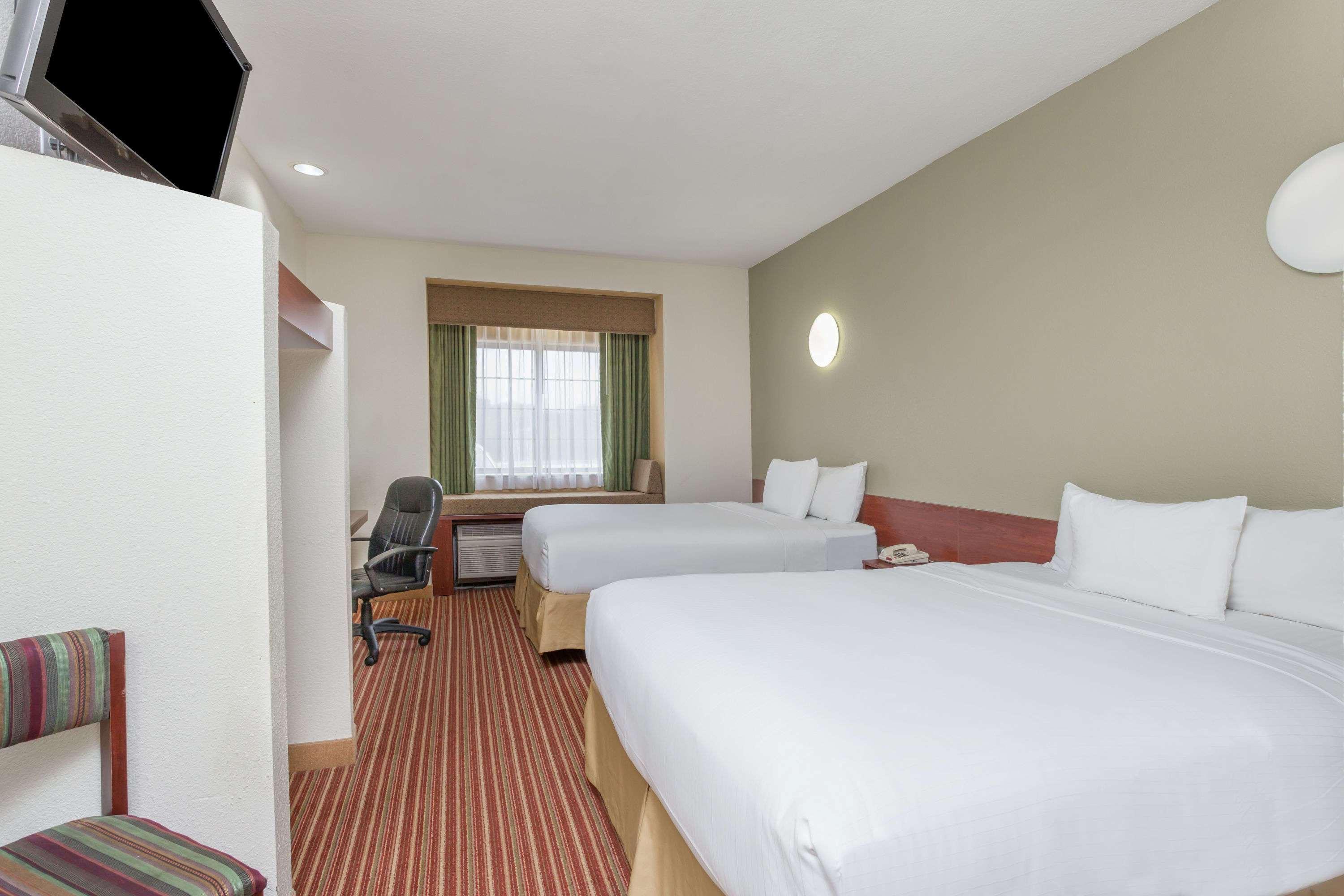 Days Inn By Wyndham Near Kansas Speedway Kansas City Extérieur photo