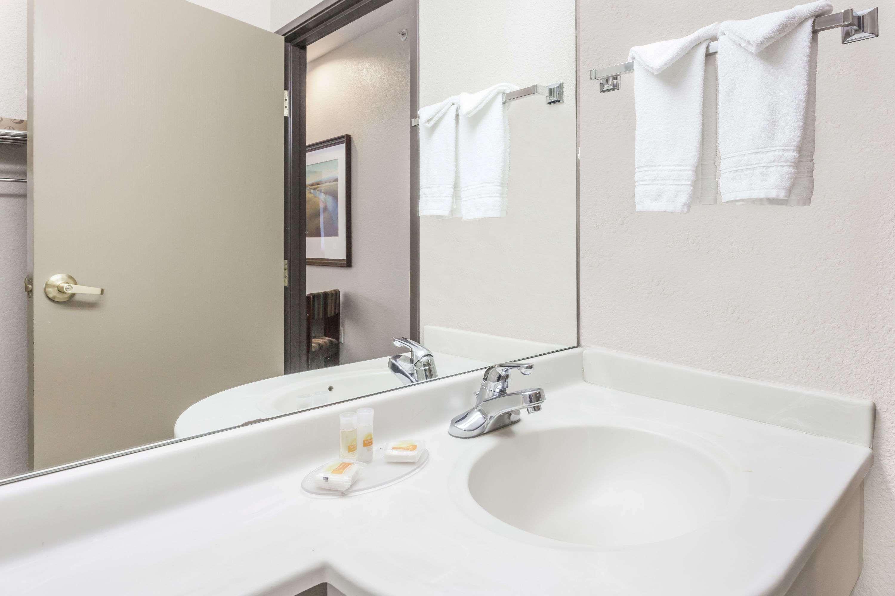 Days Inn By Wyndham Near Kansas Speedway Kansas City Extérieur photo