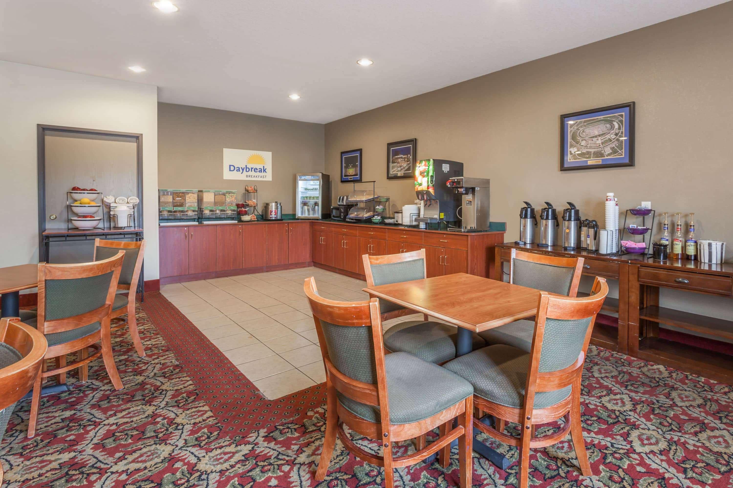 Days Inn By Wyndham Near Kansas Speedway Kansas City Extérieur photo