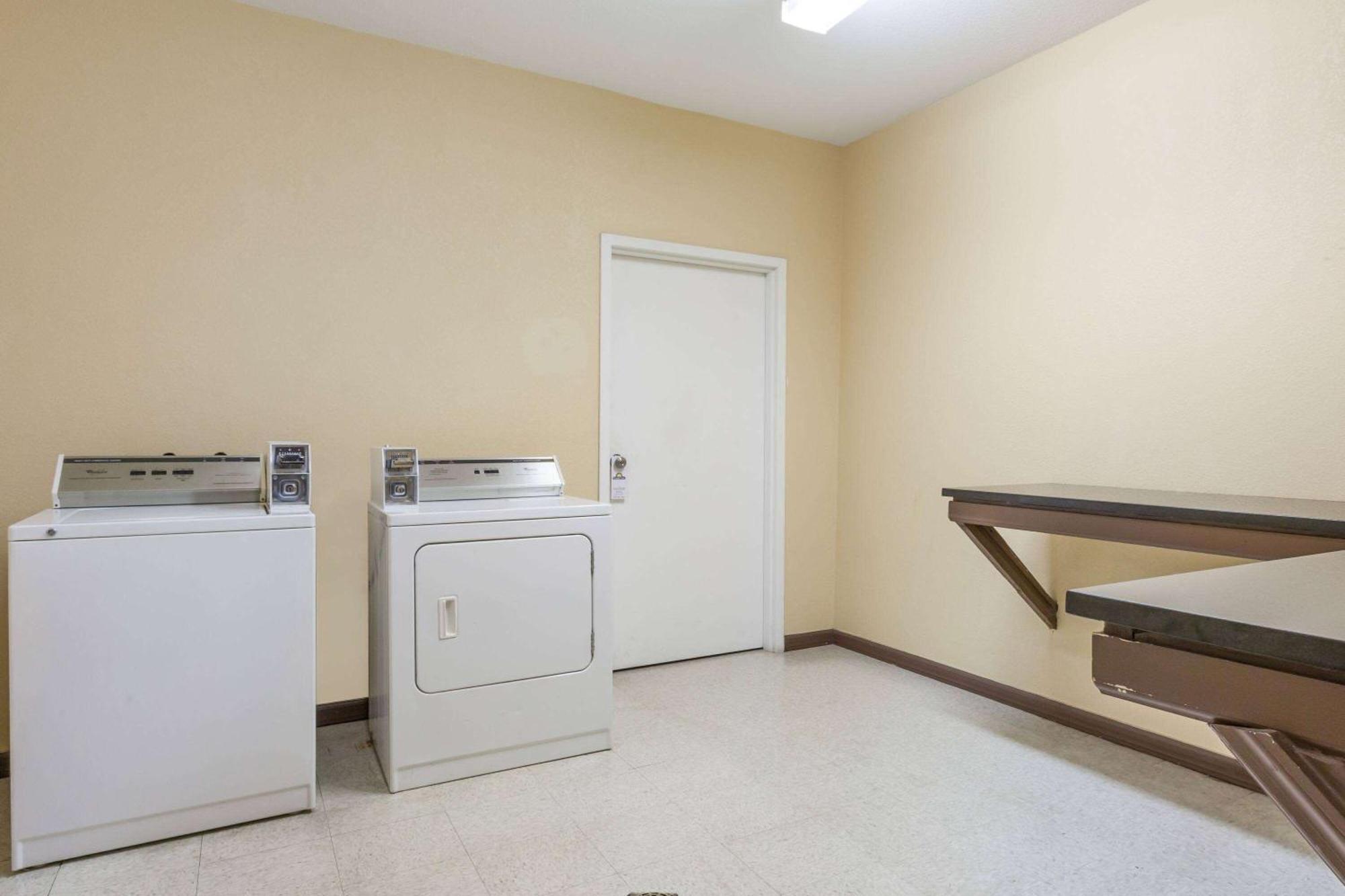 Days Inn By Wyndham Near Kansas Speedway Kansas City Extérieur photo