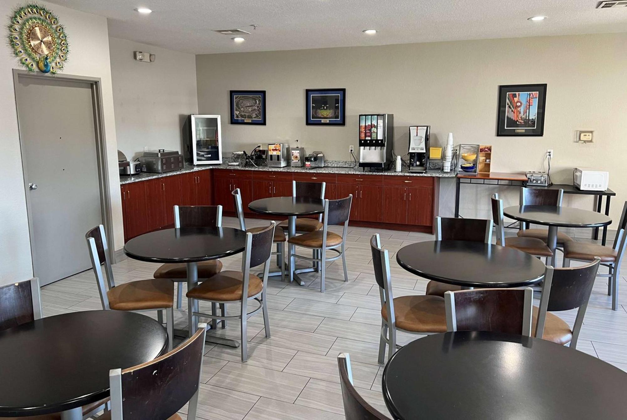 Days Inn By Wyndham Near Kansas Speedway Kansas City Extérieur photo