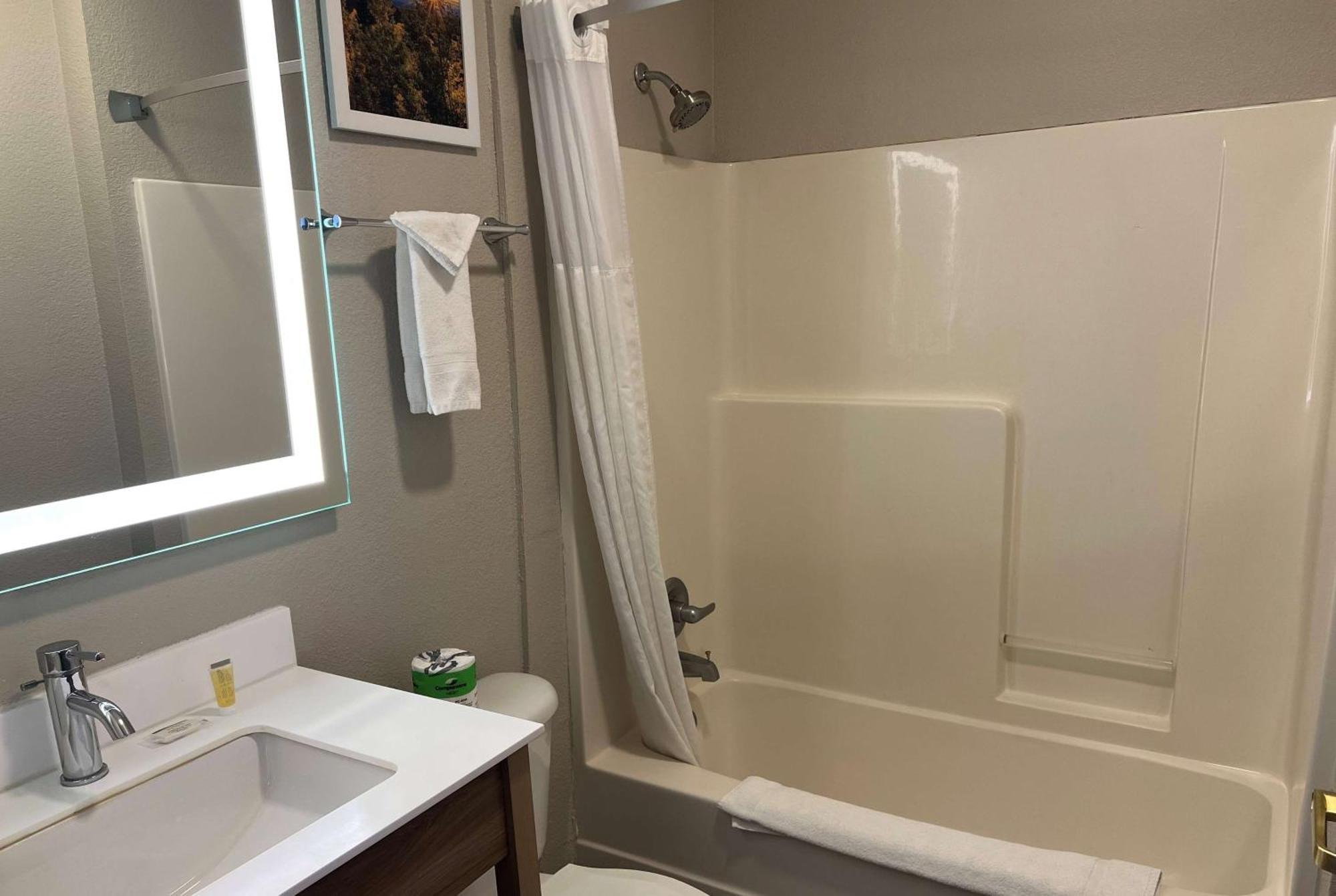 Days Inn By Wyndham Near Kansas Speedway Kansas City Extérieur photo