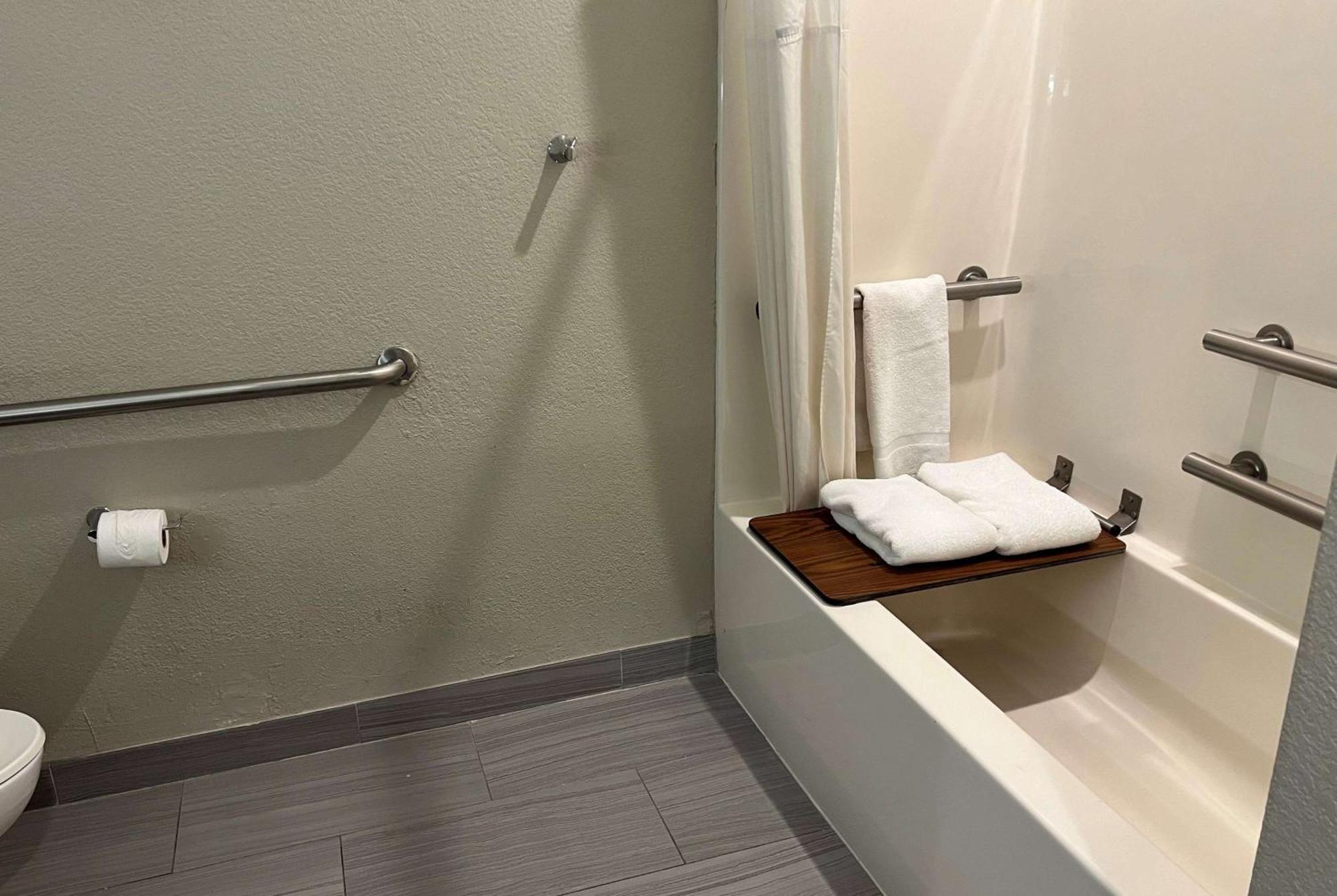 Days Inn By Wyndham Near Kansas Speedway Kansas City Extérieur photo