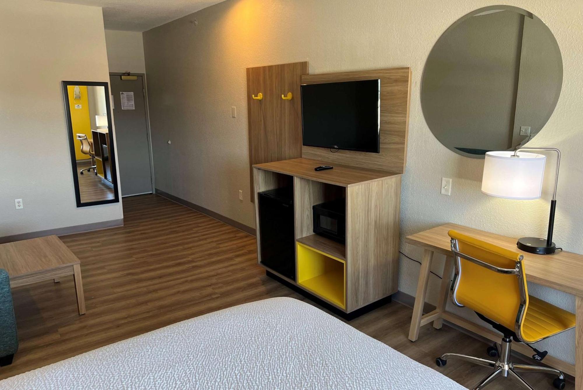 Days Inn By Wyndham Near Kansas Speedway Kansas City Extérieur photo
