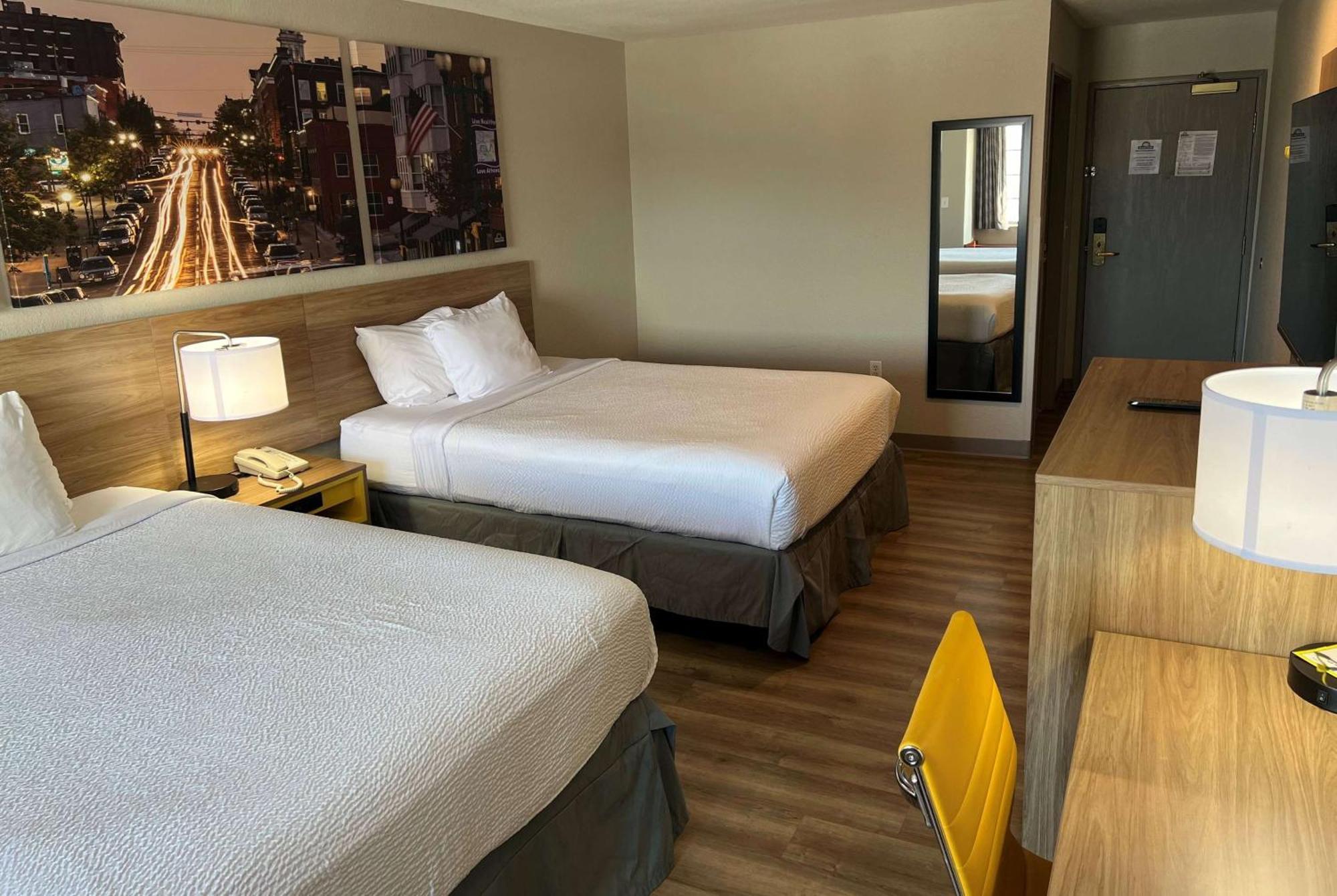 Days Inn By Wyndham Near Kansas Speedway Kansas City Extérieur photo