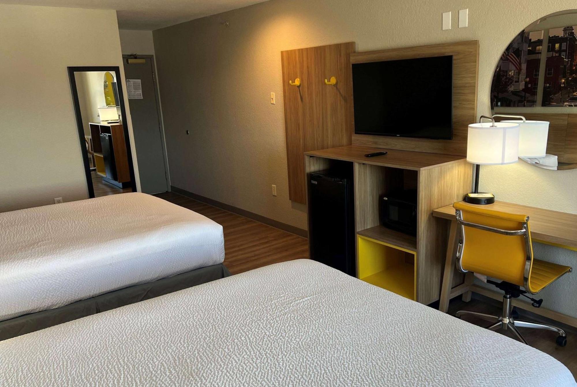 Days Inn By Wyndham Near Kansas Speedway Kansas City Extérieur photo