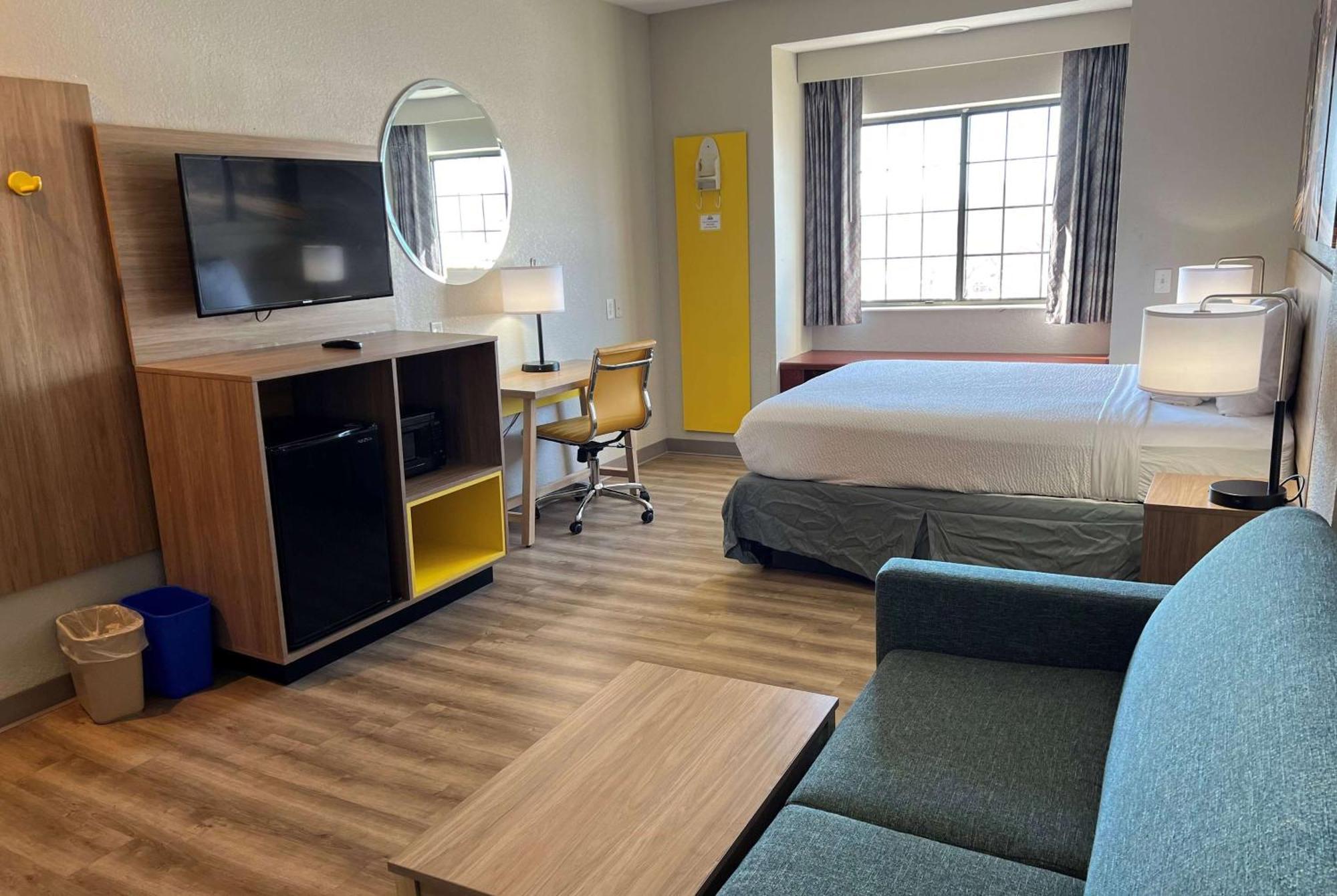 Days Inn By Wyndham Near Kansas Speedway Kansas City Extérieur photo