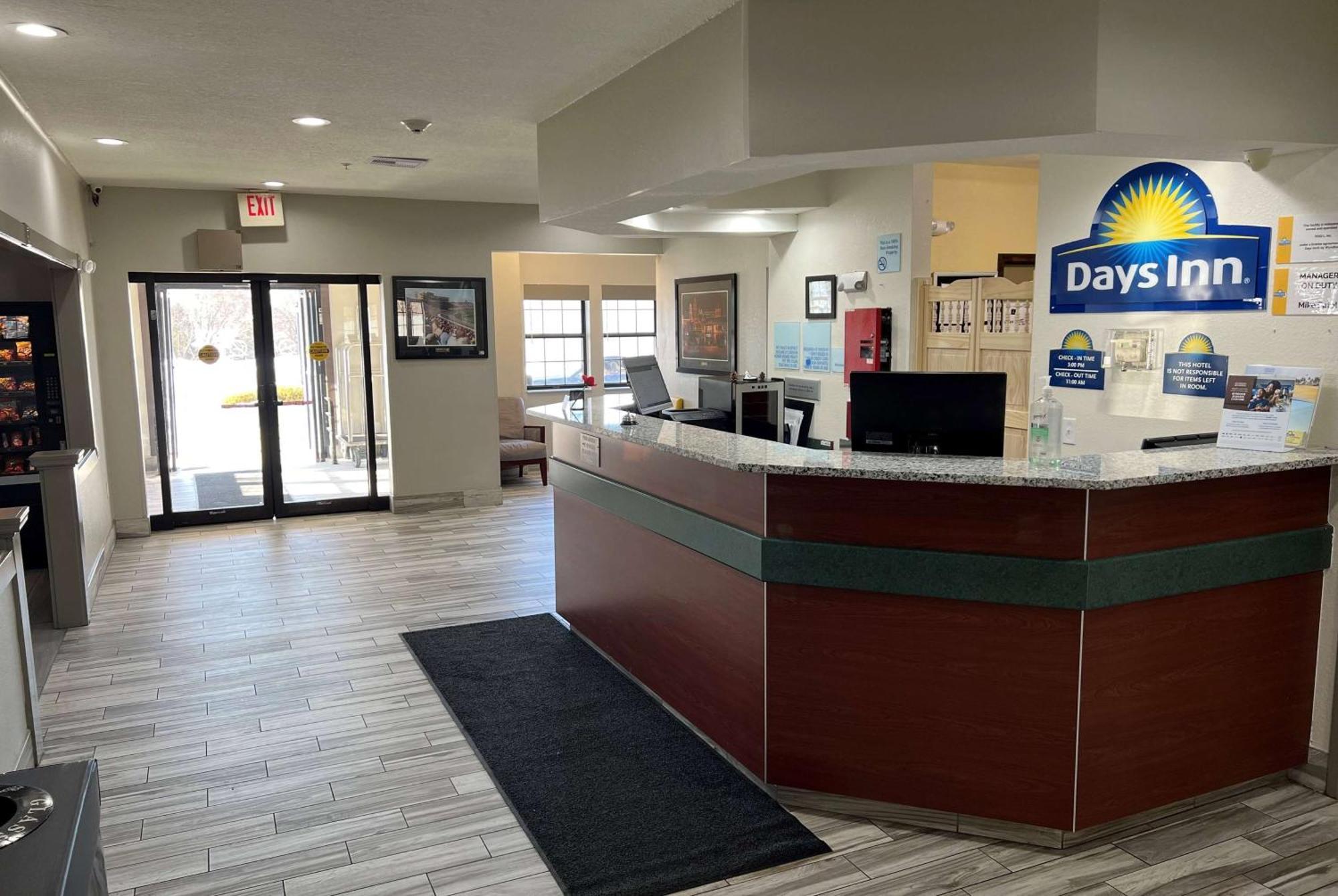 Days Inn By Wyndham Near Kansas Speedway Kansas City Extérieur photo