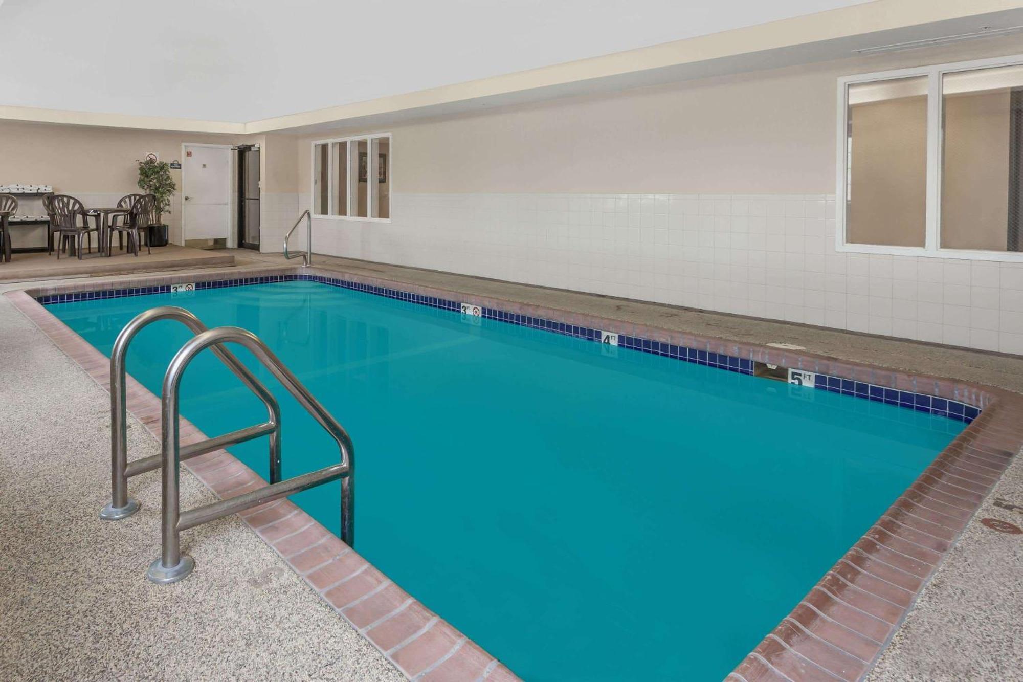 Days Inn By Wyndham Near Kansas Speedway Kansas City Extérieur photo